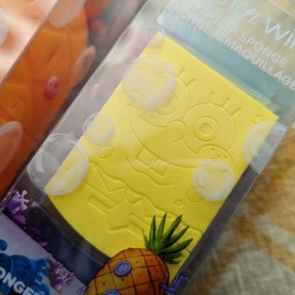 Wet N Wild Limited Edition SpongeBob SquarePants Makeup Sponge and Case - Picture 2 of 5